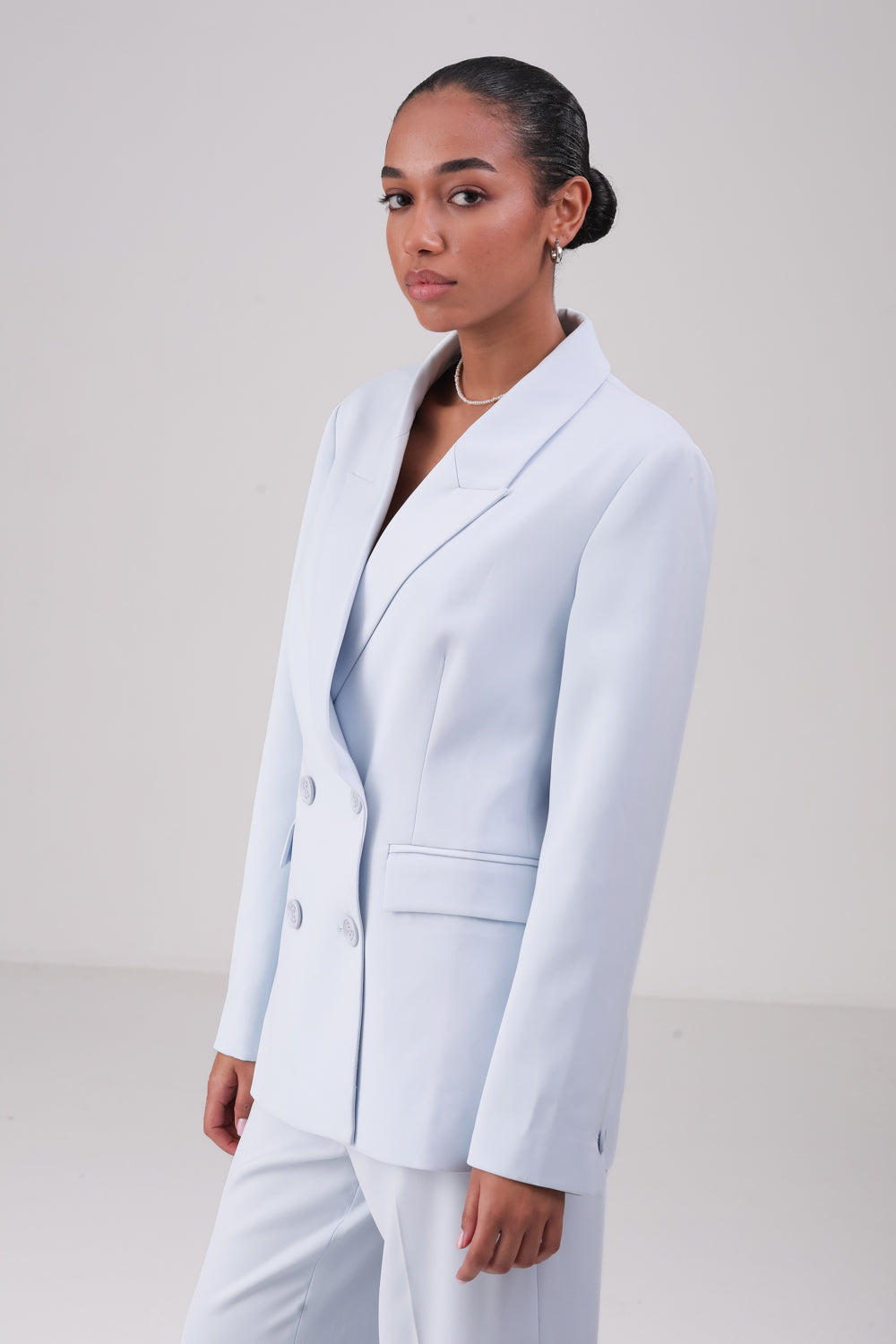 בלייזר כפתרה כפולה בצבע כחול בהיר