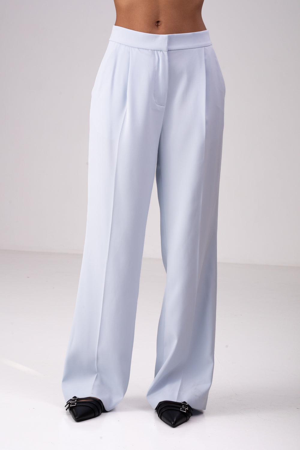 מכנסיים מחויטים בצבע כחול בהיר