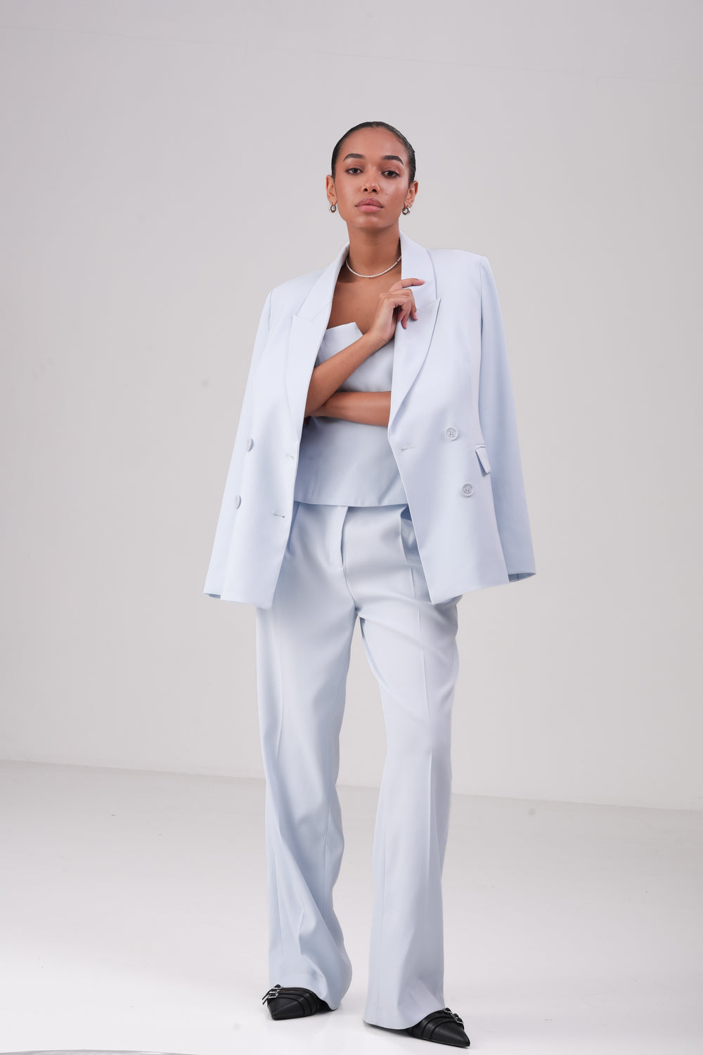 מכנסיים מחויטים בצבע כחול בהיר