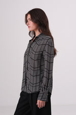 חולצה מכופתרת הדפס גיאומטרי בצבע אפור/שחור