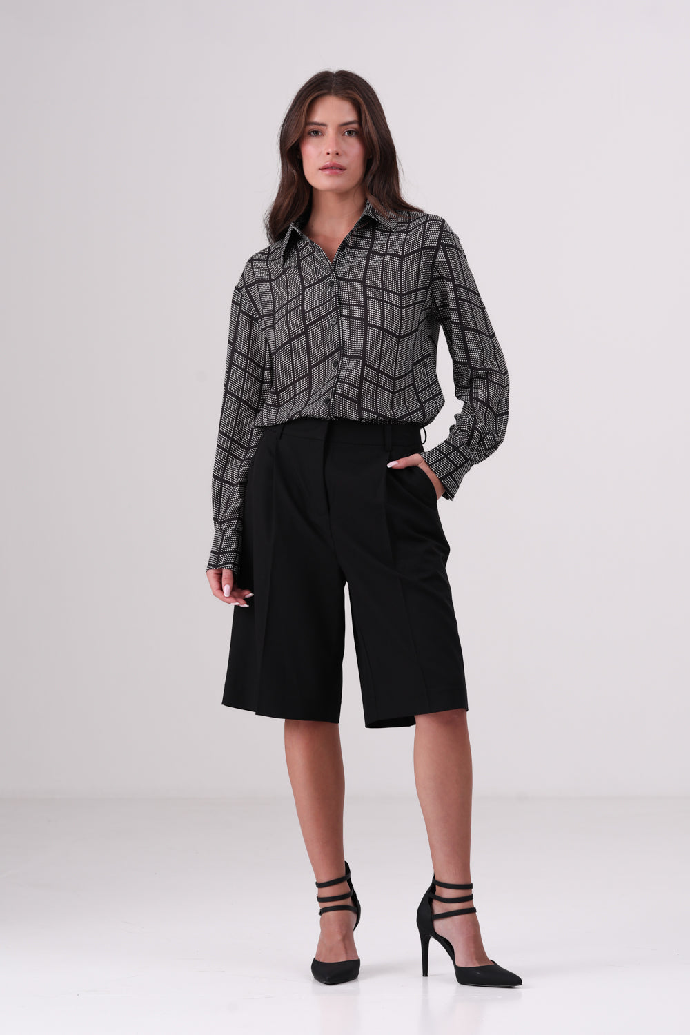 חולצה מכופתרת הדפס גיאומטרי בצבע אפור/שחור