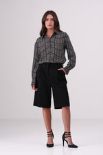 חולצה מכופתרת הדפס גיאומטרי בצבע אפור/שחור