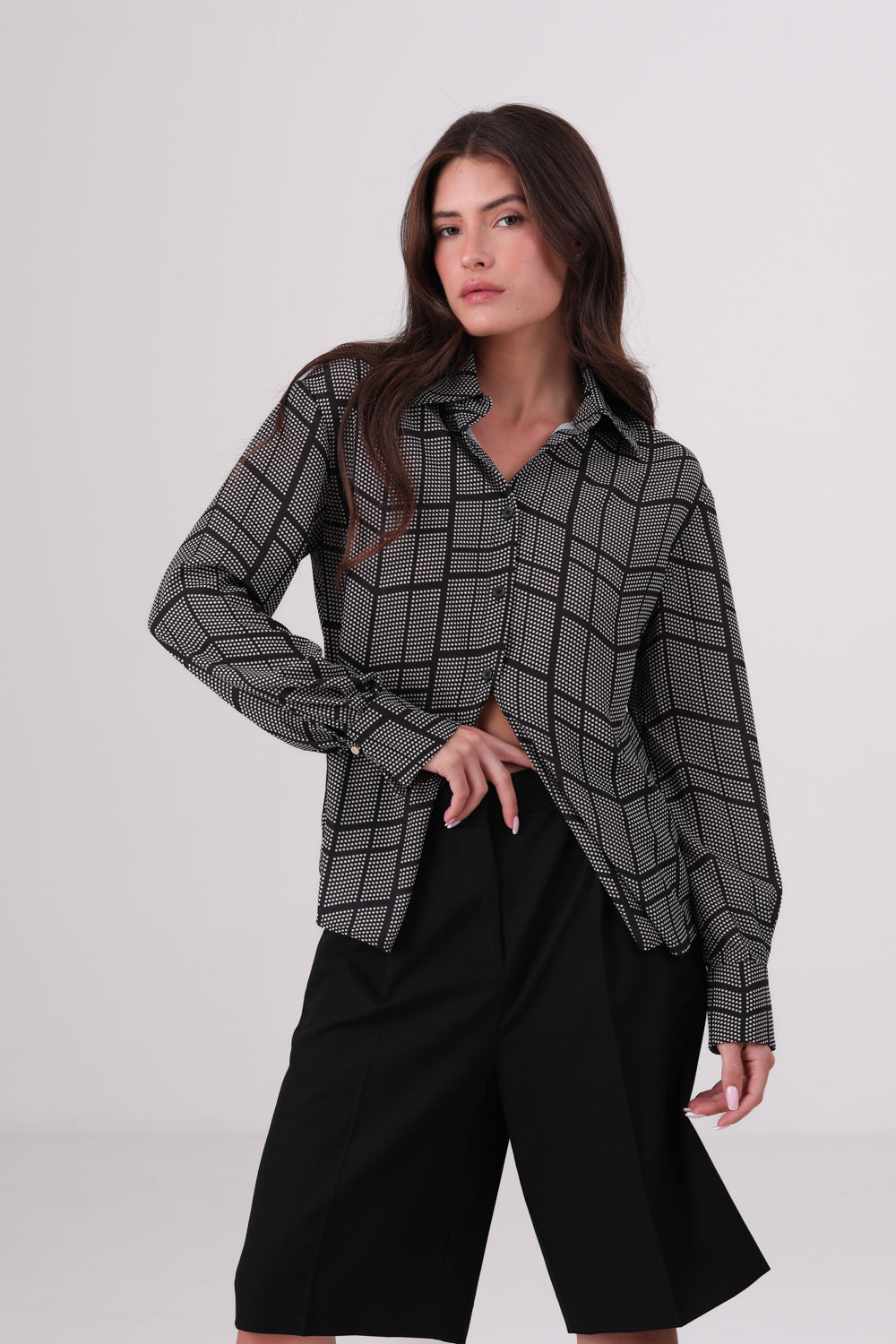 חולצה מכופתרת הדפס גיאומטרי בצבע אפור/שחור