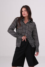 חולצה מכופתרת הדפס גיאומטרי בצבע אפור/שחור