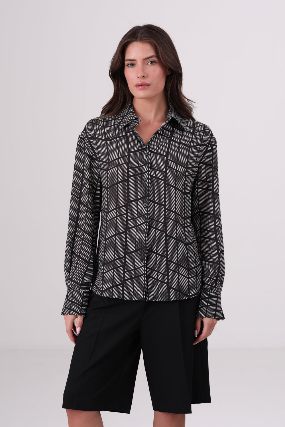 חולצה מכופתרת הדפס גיאומטרי בצבע אפור/שחור