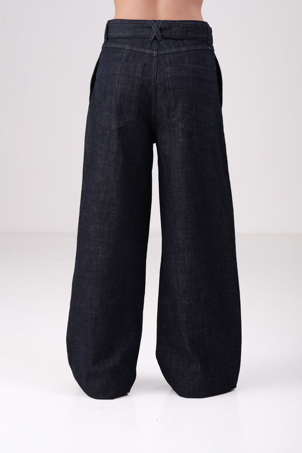 ג'ינס גזרה מתרחבת עם חגורה תואמת