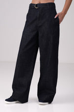 ג'ינס גזרה מתרחבת עם חגורה תואמת