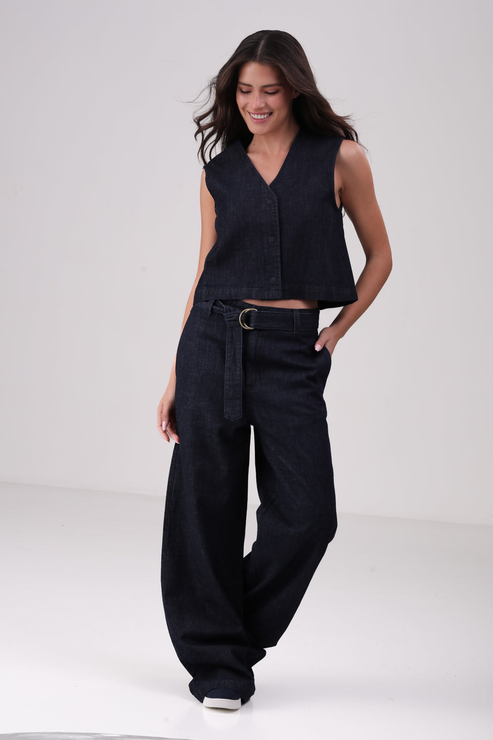 ג'ינס גזרה מתרחבת עם חגורה תואמת