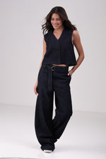 ג'ינס גזרה מתרחבת עם חגורה תואמת