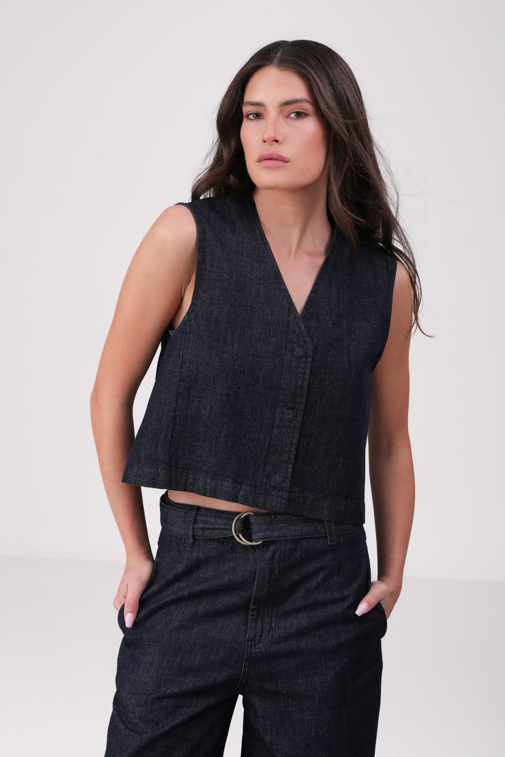 ווסט ג'ינס עם כפתרה נסתרת