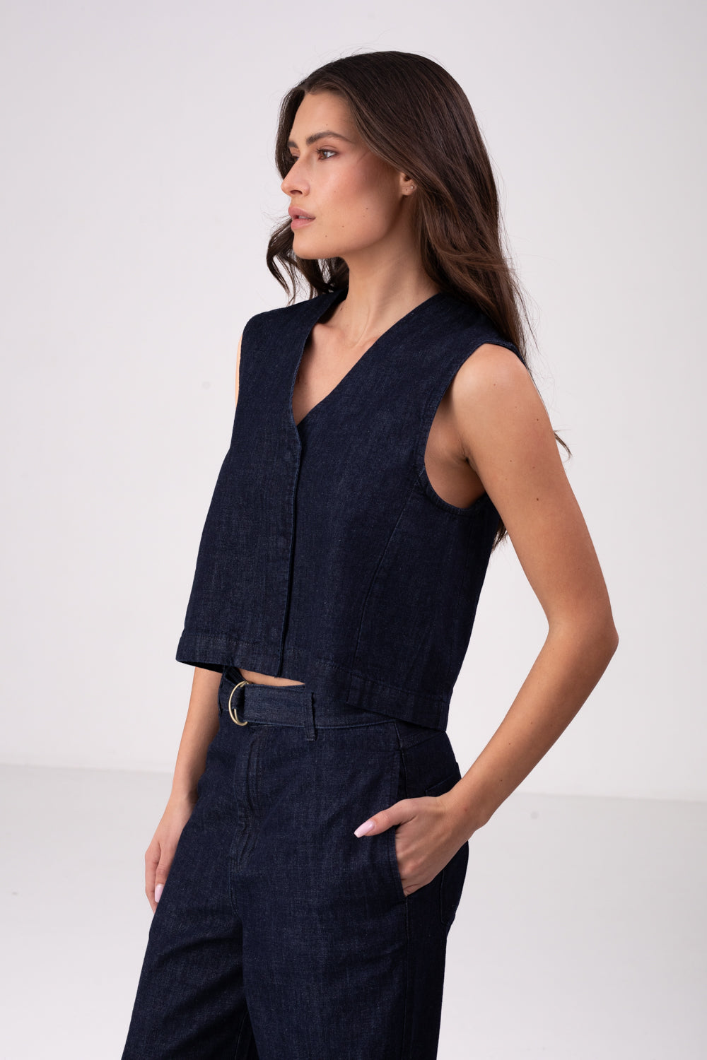 ווסט ג'ינס עם כפתרה נסתרת