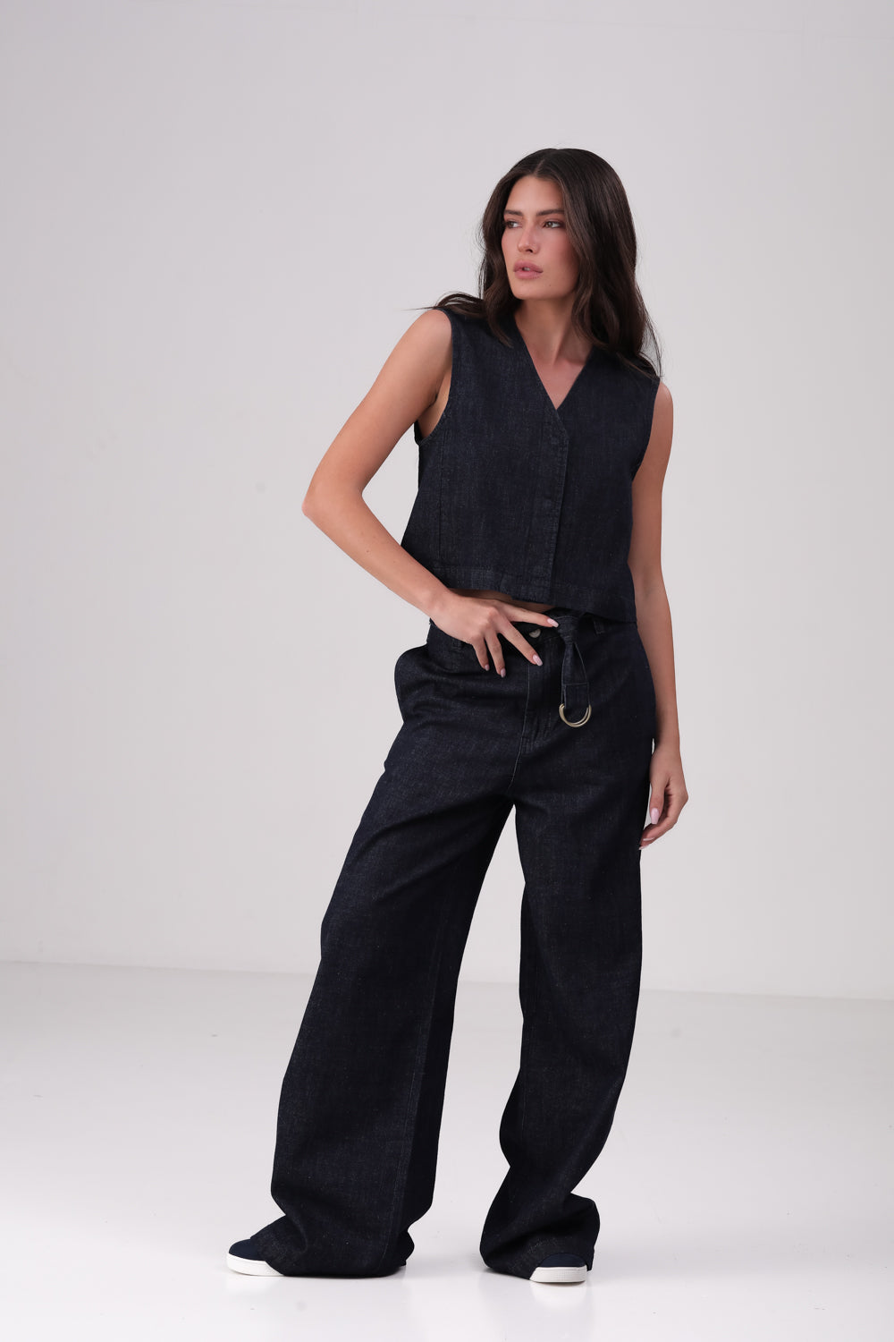 ווסט ג'ינס עם כפתרה נסתרת