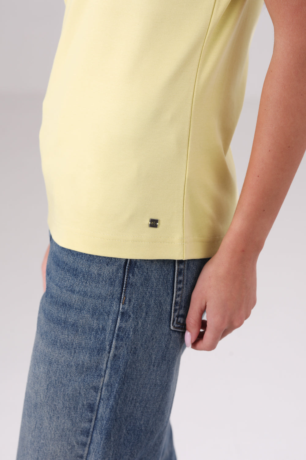 חולצת טי צווארון עגול לנשים