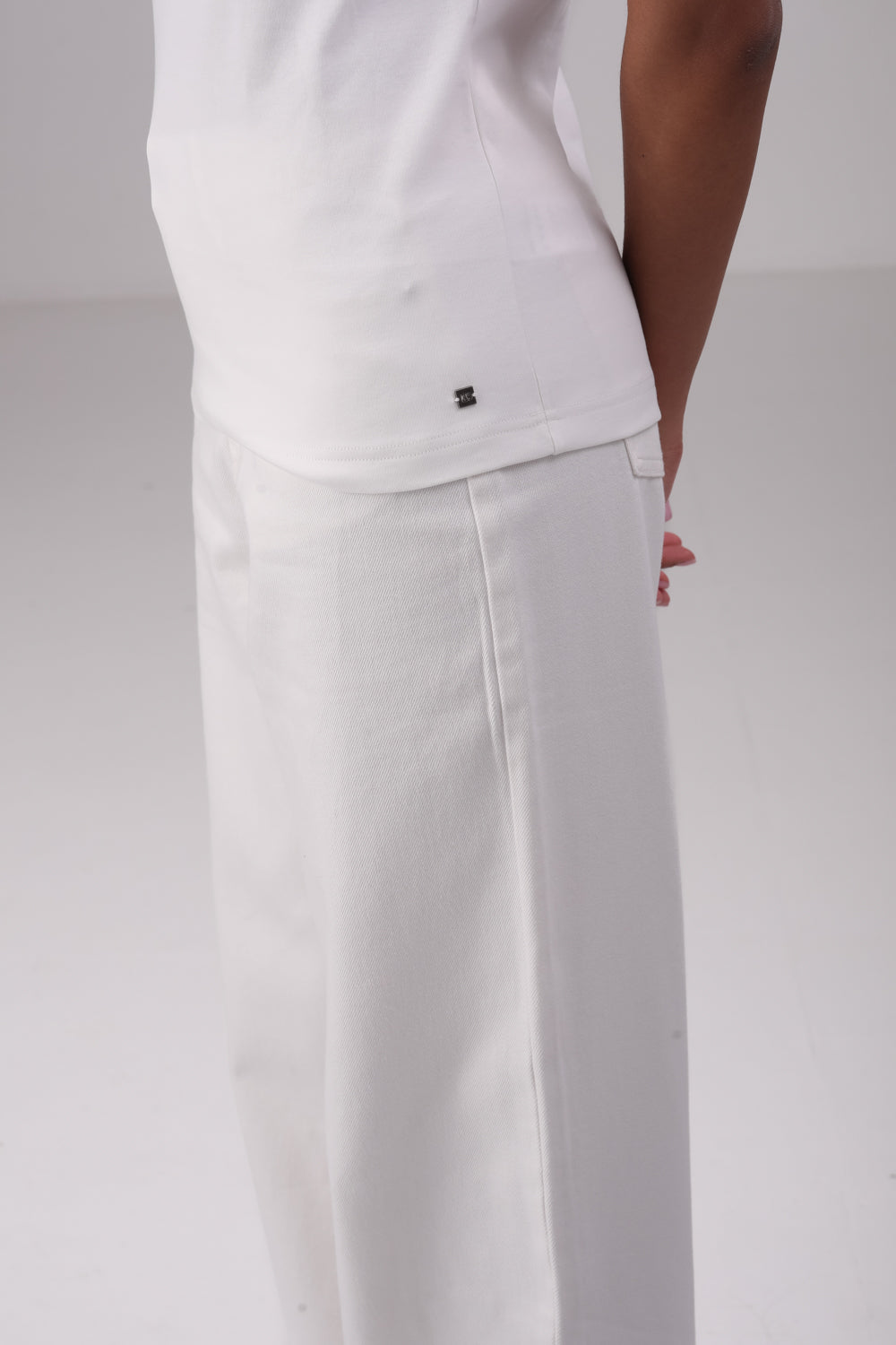 חולצת טי צווארון עגול לנשים