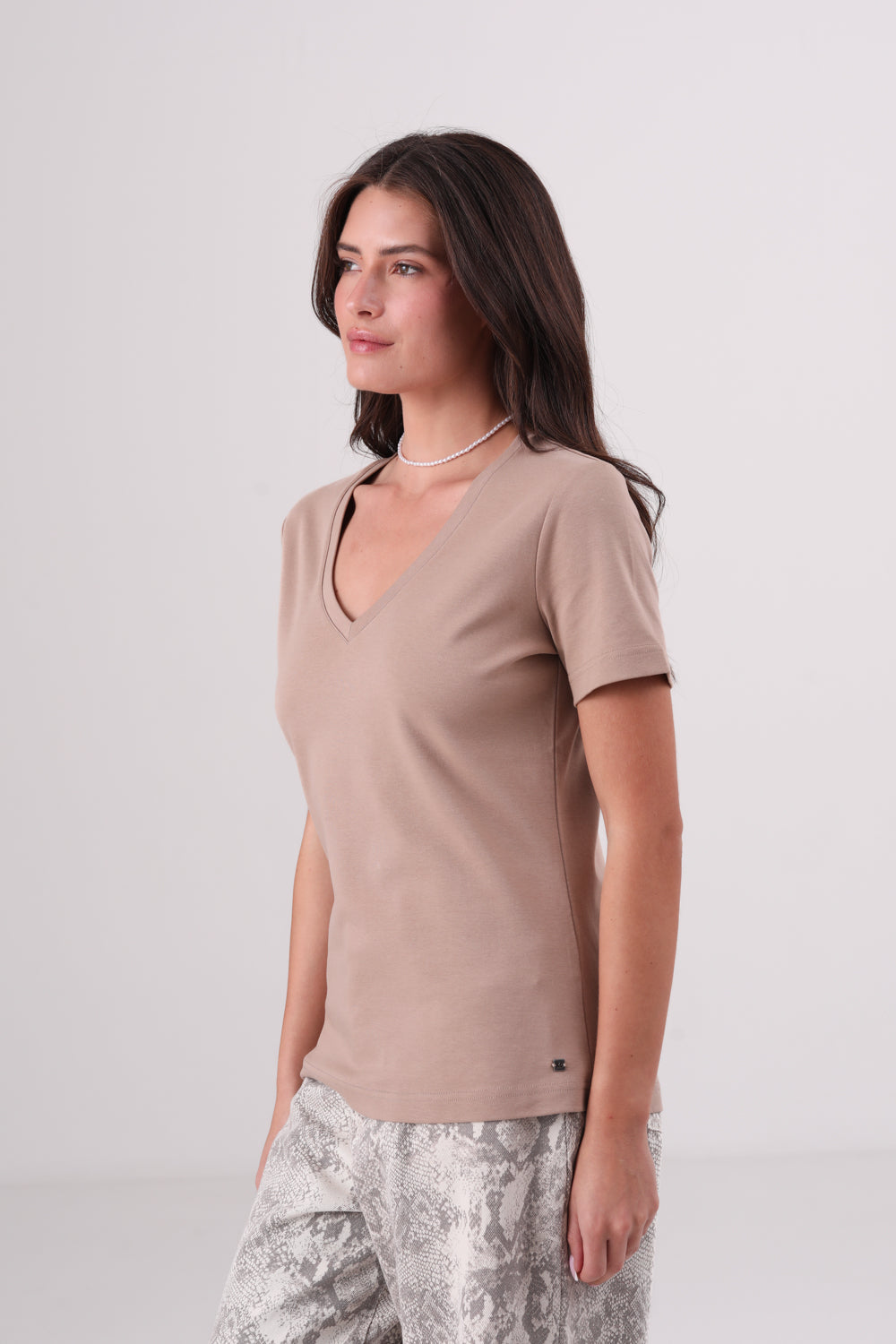 טישירט בייסיק צווארון וי