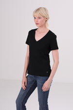 טישירט בייסיק צווארון וי