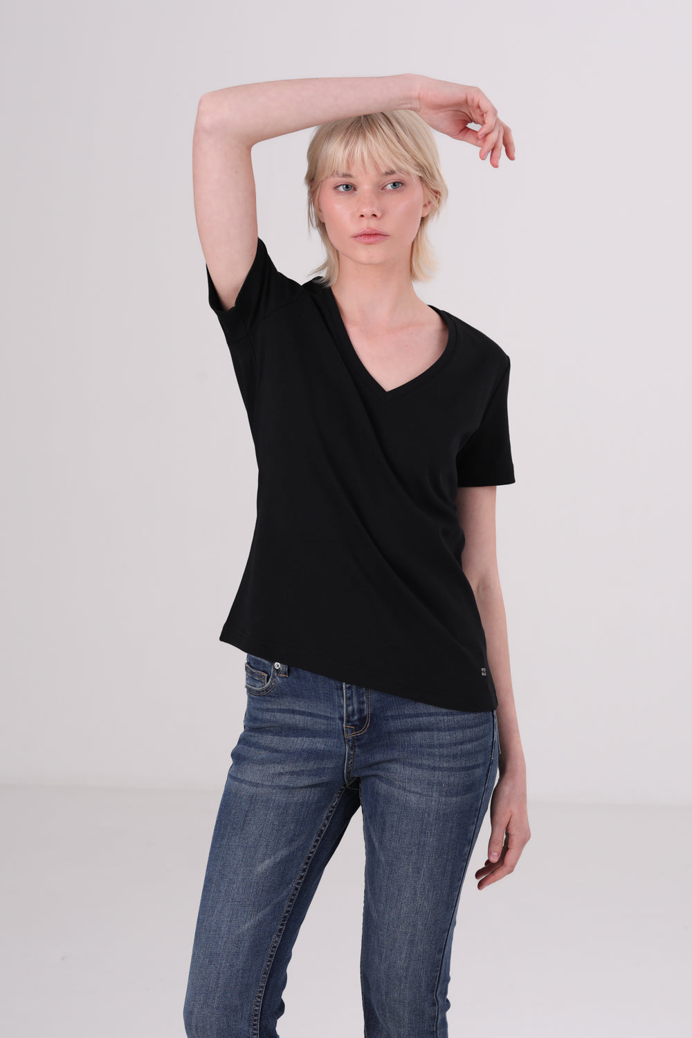 טישירט בייסיק צווארון וי