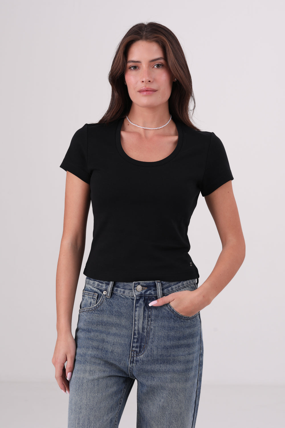 טישירט בייסיק צווארון עגול עמוק