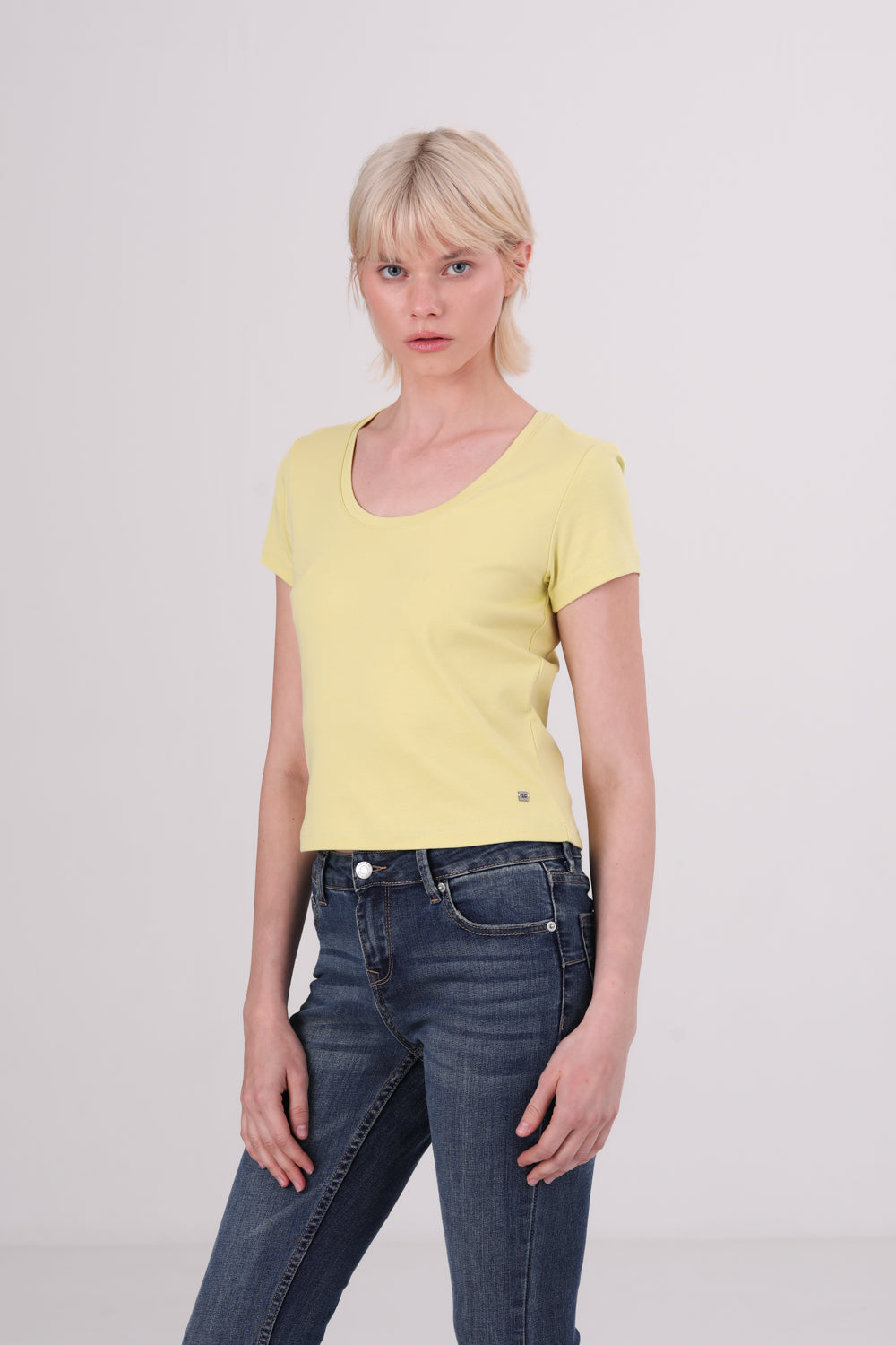 טישירט בייסיק צווארון עגול עמוק