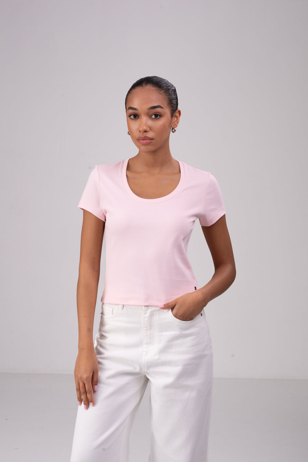 טישירט בייסיק צווארון עגול עמוק