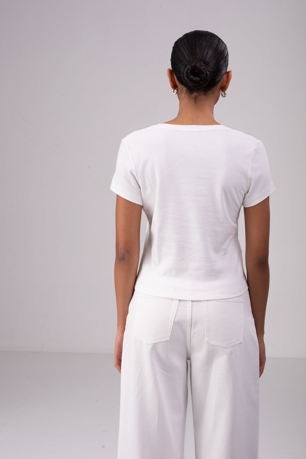 טישירט בייסיק צווארון עגול עמוק