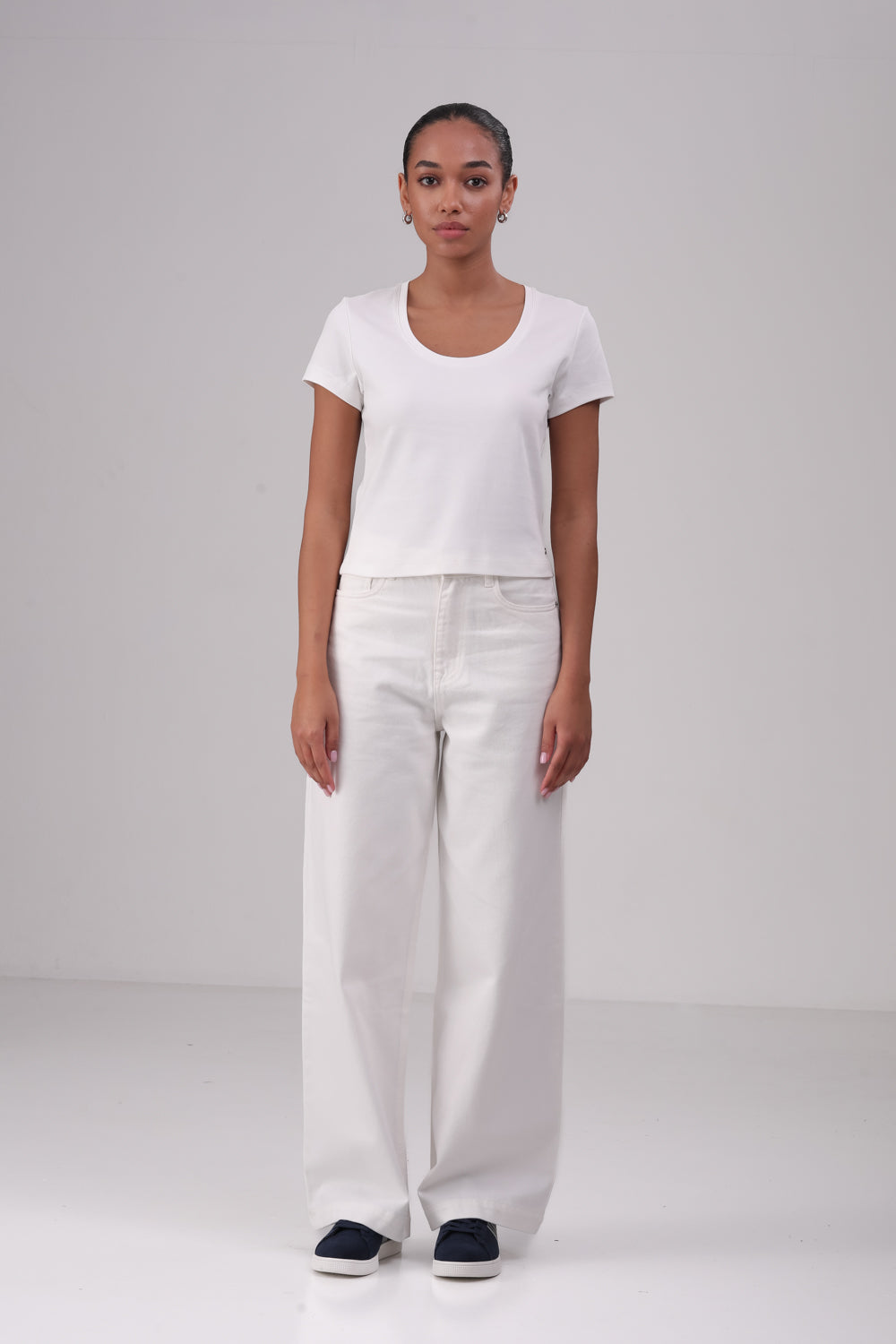 טישירט בייסיק צווארון עגול עמוק