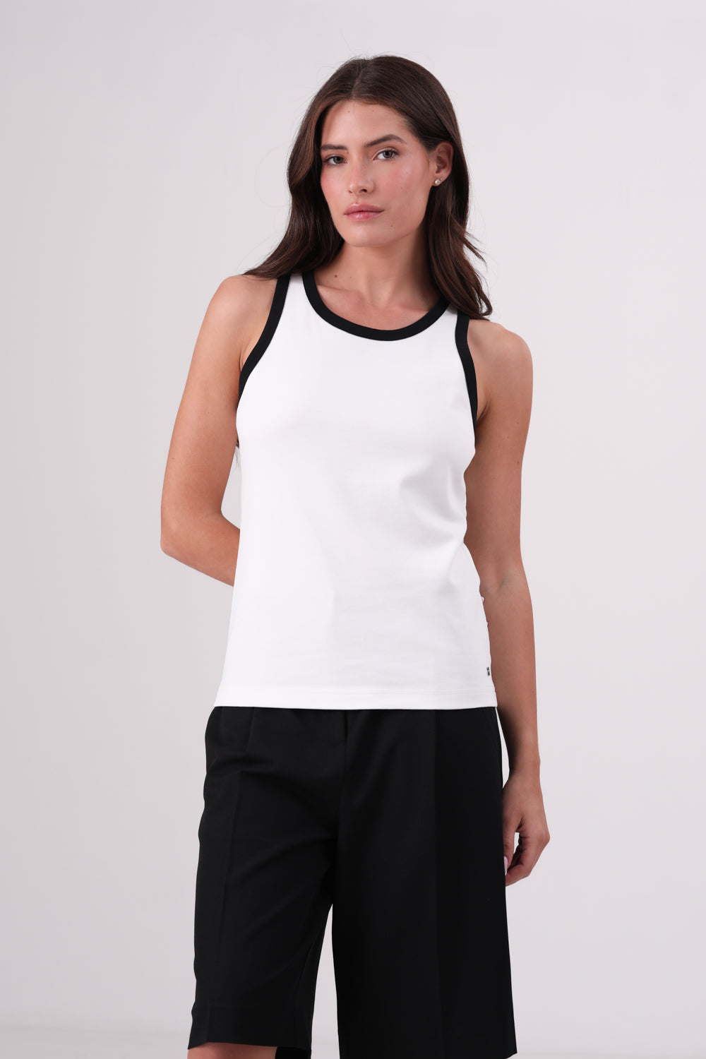 גופיה עם גימור קונטרסטי לנשים