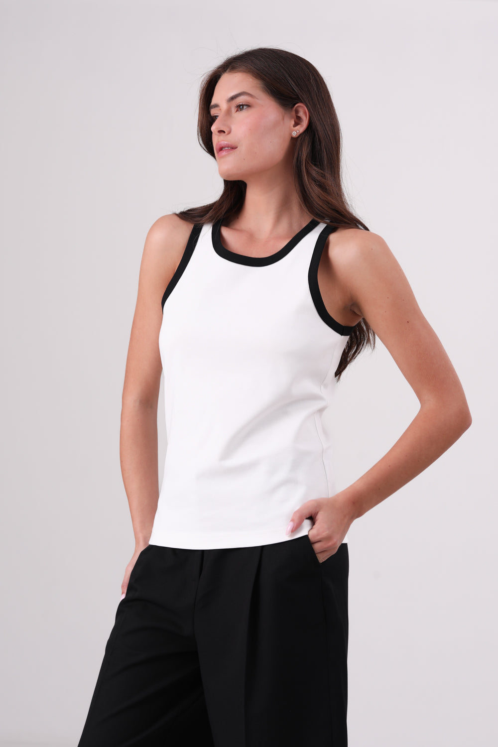 גופיה עם גימור קונטרסטי לנשים