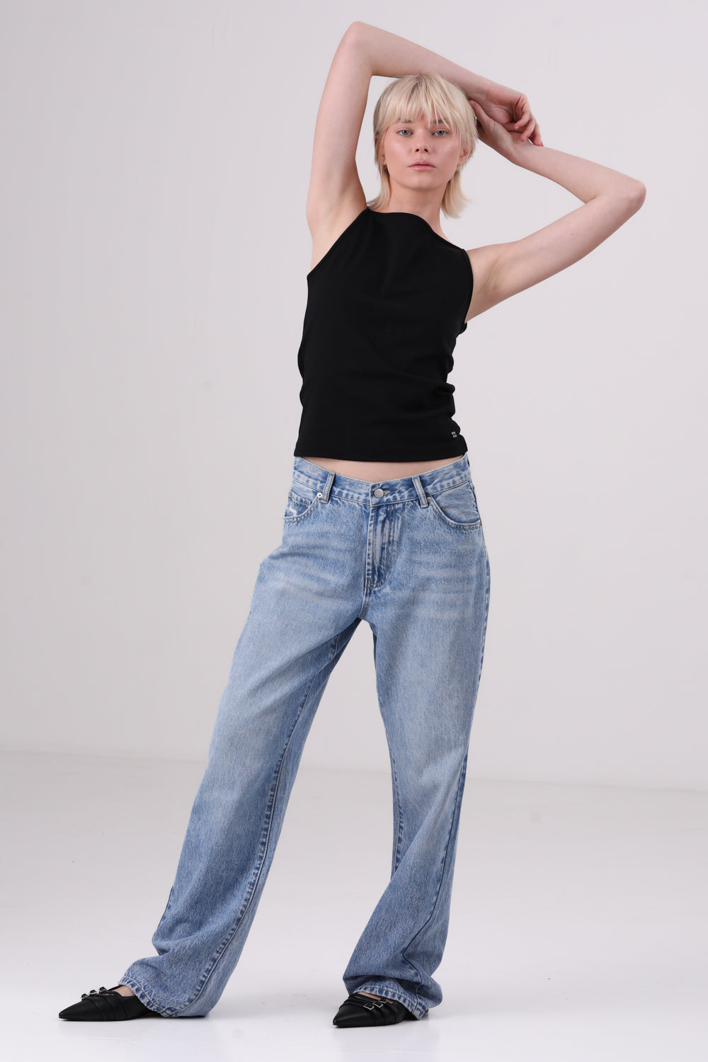 גופיה עם כתפיות דקות לנשים