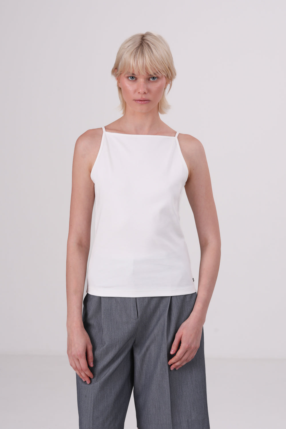 גופיה עם כתפיות דקות לנשים