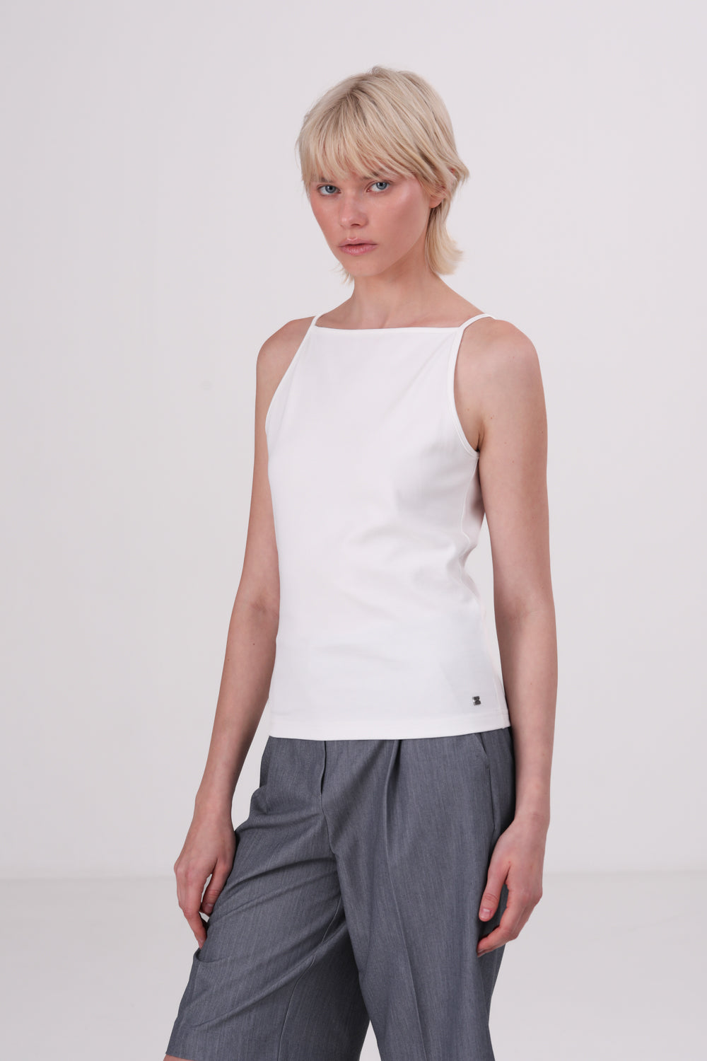 גופיה עם כתפיות דקות לנשים