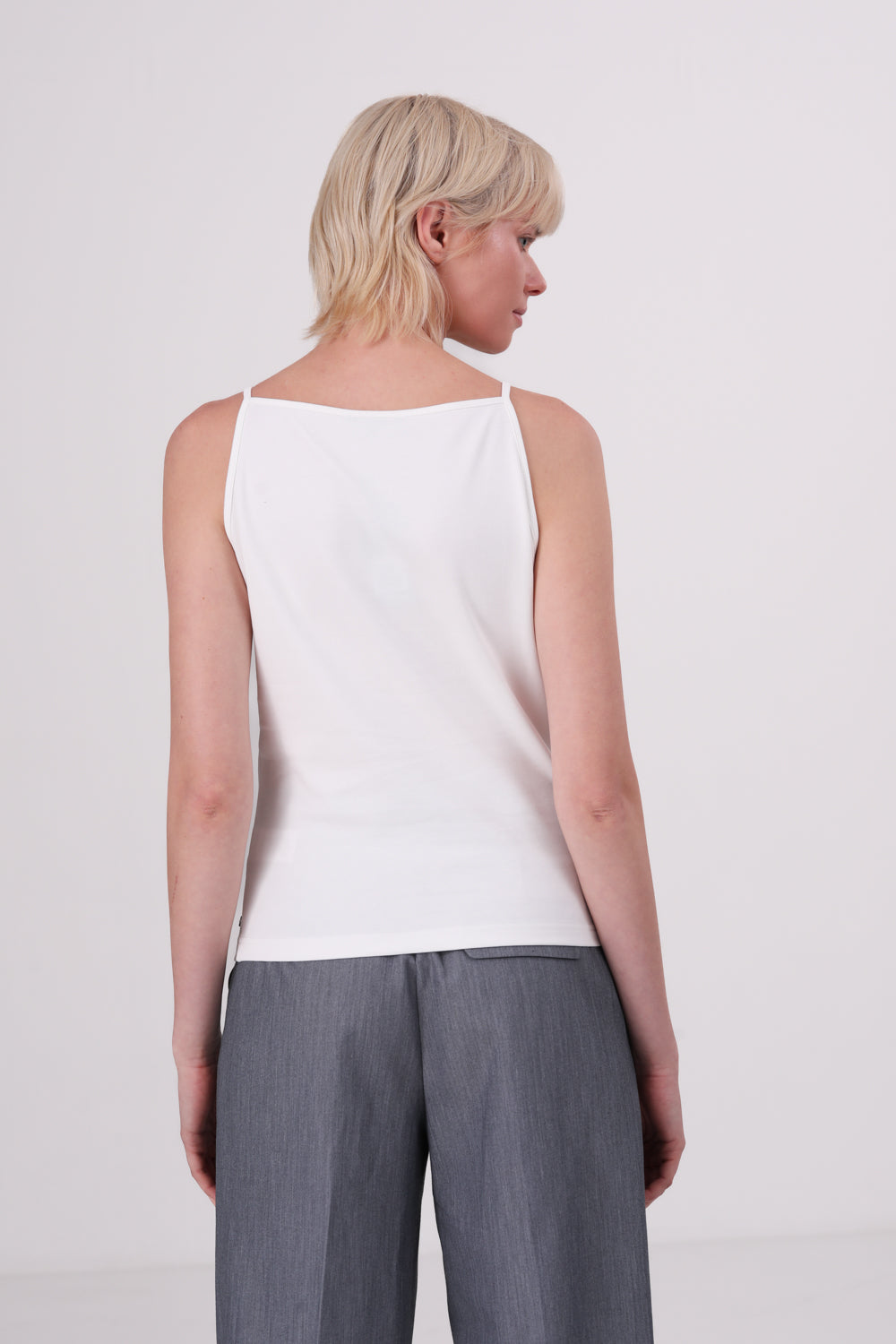 גופיה עם כתפיות דקות לנשים