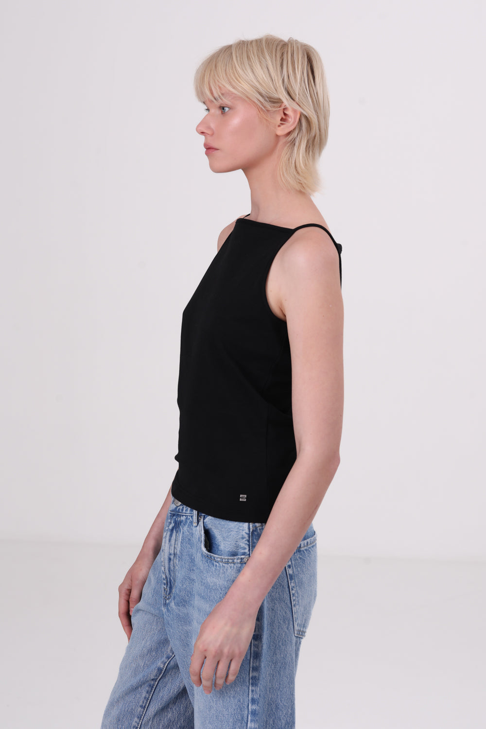 גופיה עם כתפיות דקות לנשים