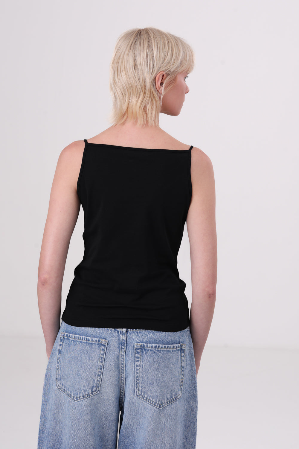 גופיה עם כתפיות דקות לנשים