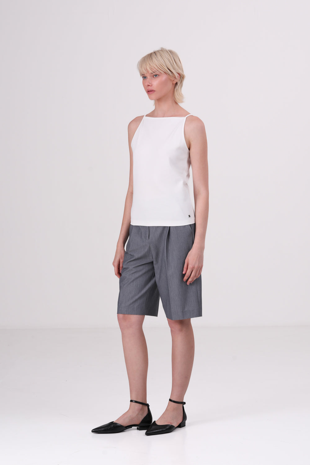 גופיה עם כתפיות דקות לנשים