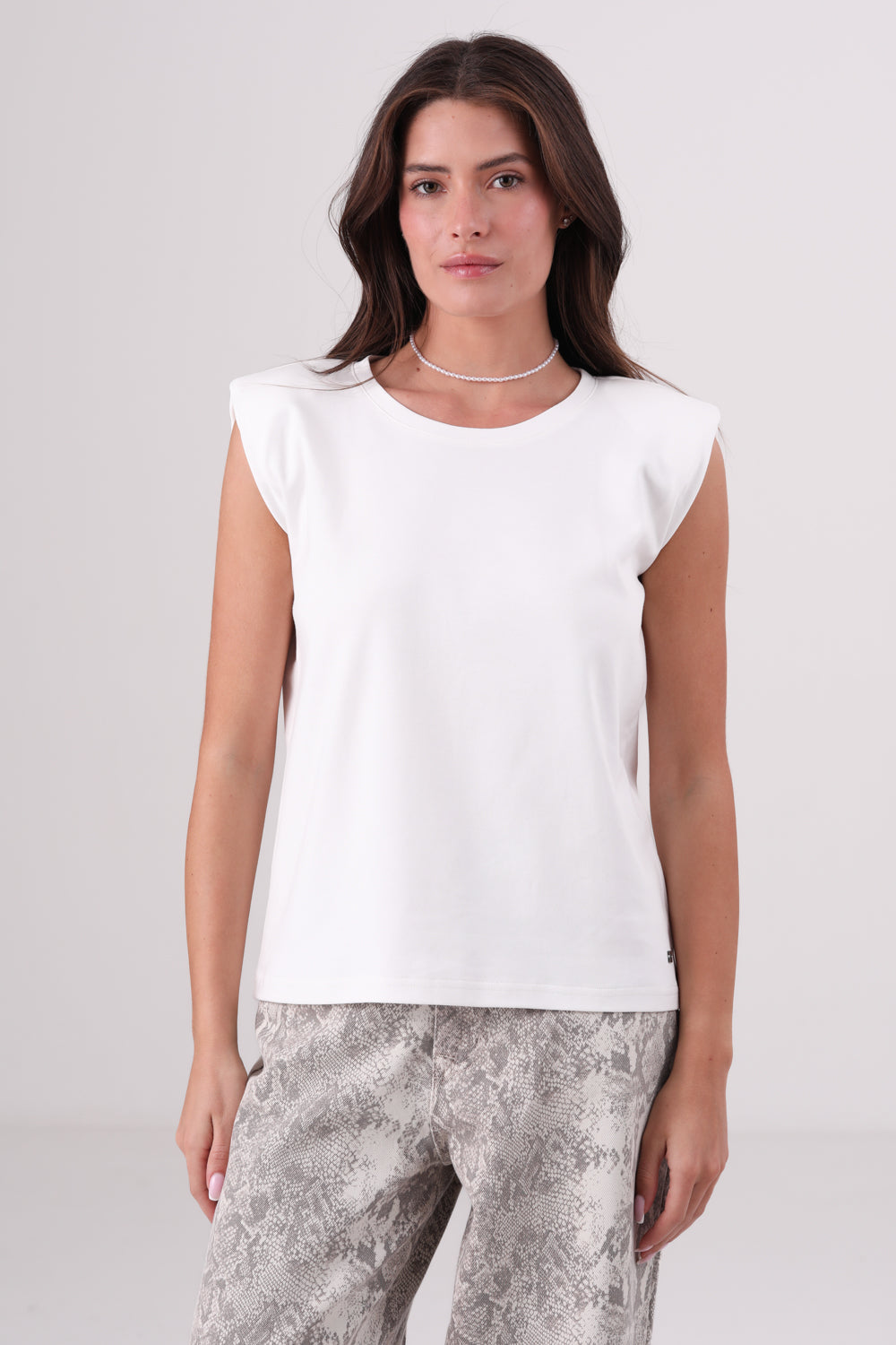 חולצה ללא שרוול עם כריות כתפיים