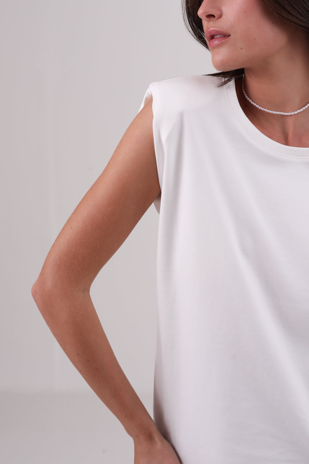 חולצה ללא שרוול עם כריות כתפיים