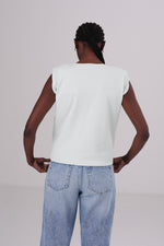 חולצה ללא שרוול עם כריות כתפיים