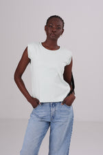 חולצה ללא שרוול עם כריות כתפיים