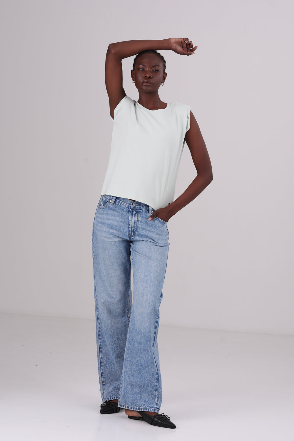 חולצה ללא שרוול עם כריות כתפיים