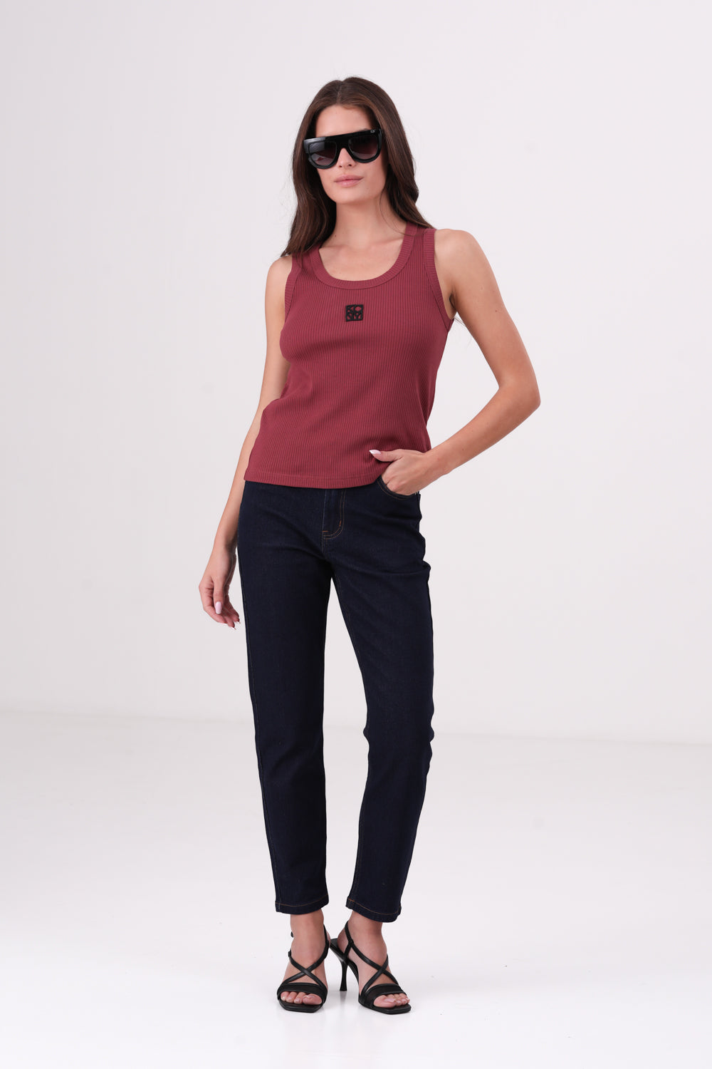 גופיה עם רקמת לוגו 