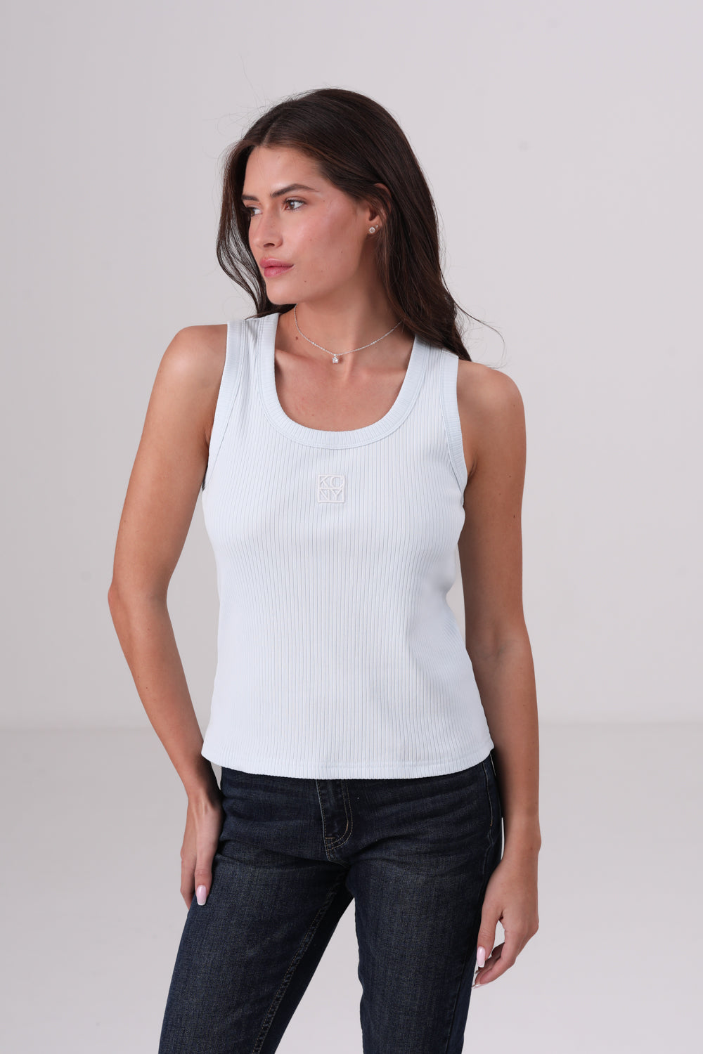 גופיה עם רקמת לוגו 