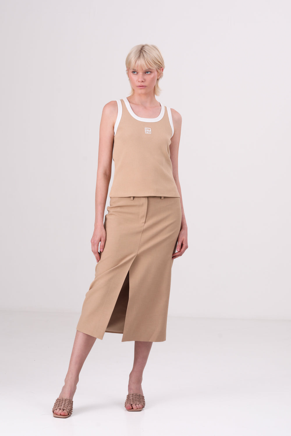 גופיה עם רקמת לוגו 