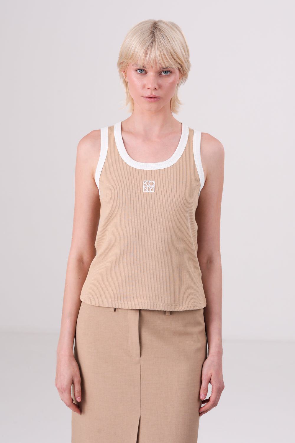 גופיה עם רקמת לוגו 