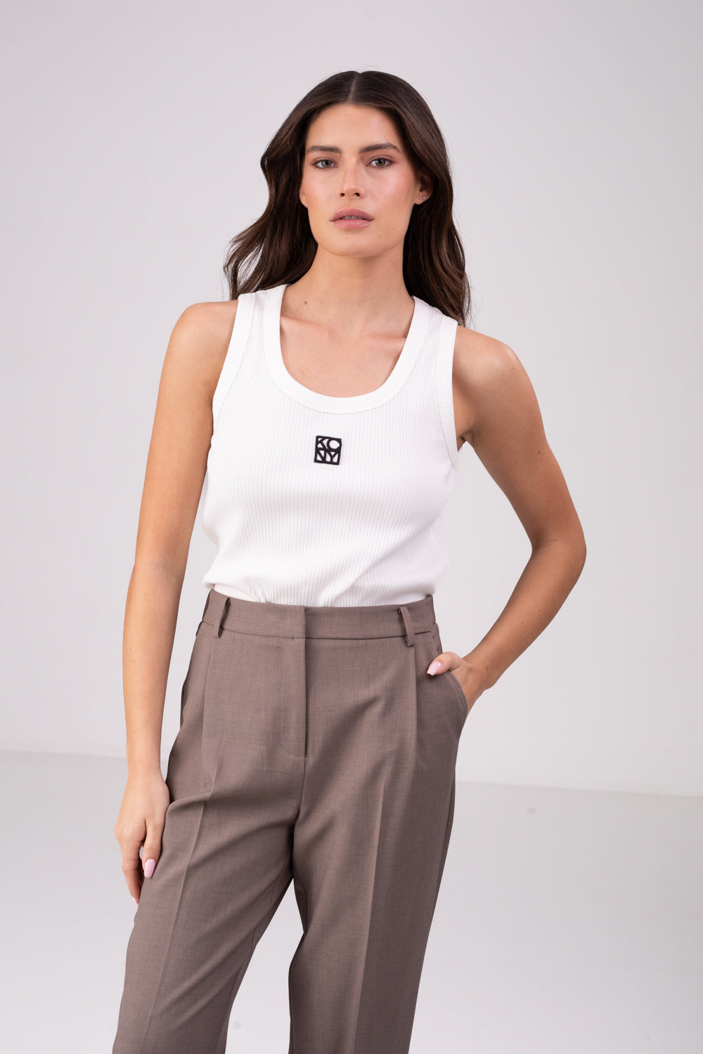 גופיה עם רקמת לוגו