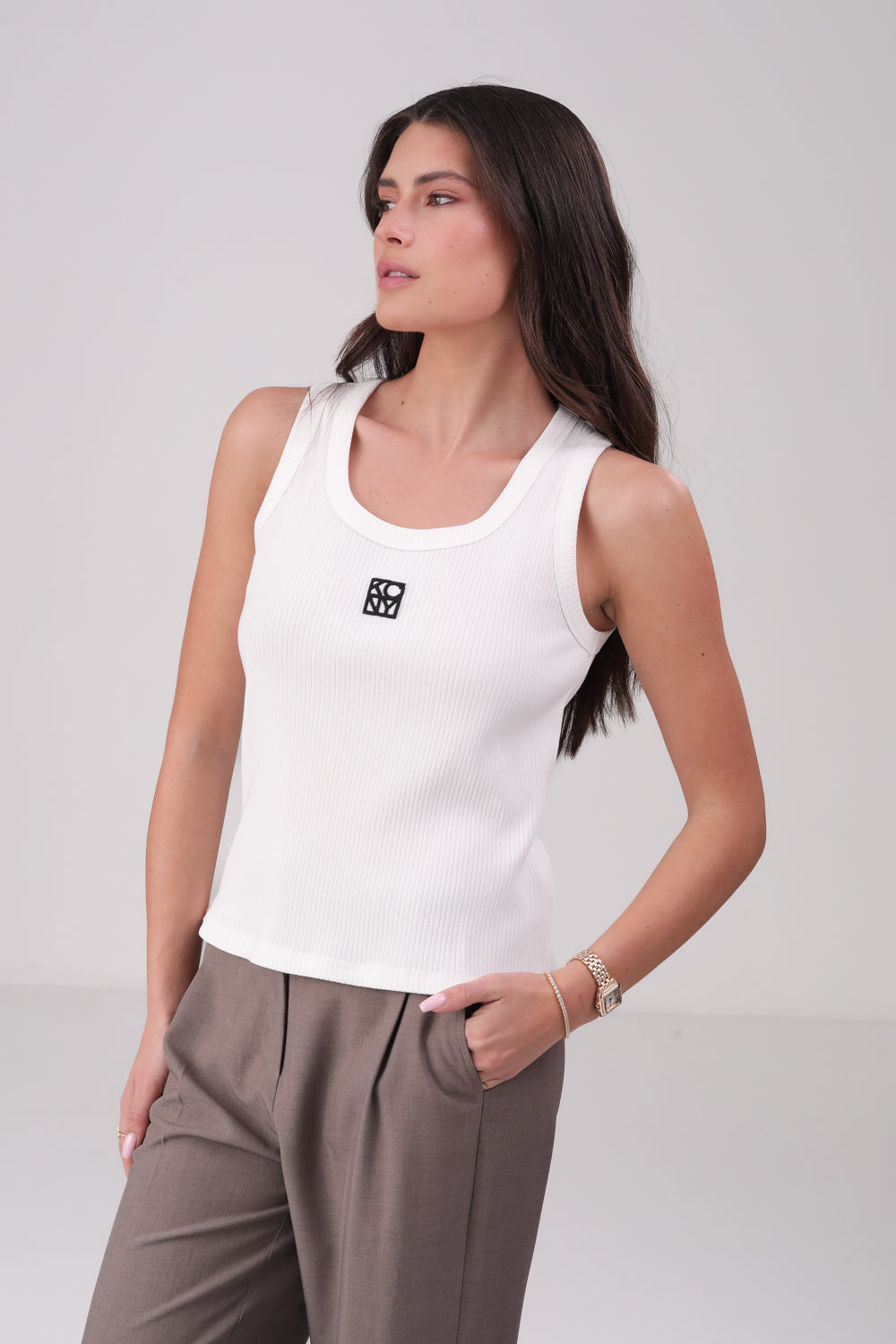 גופיה עם רקמת לוגו