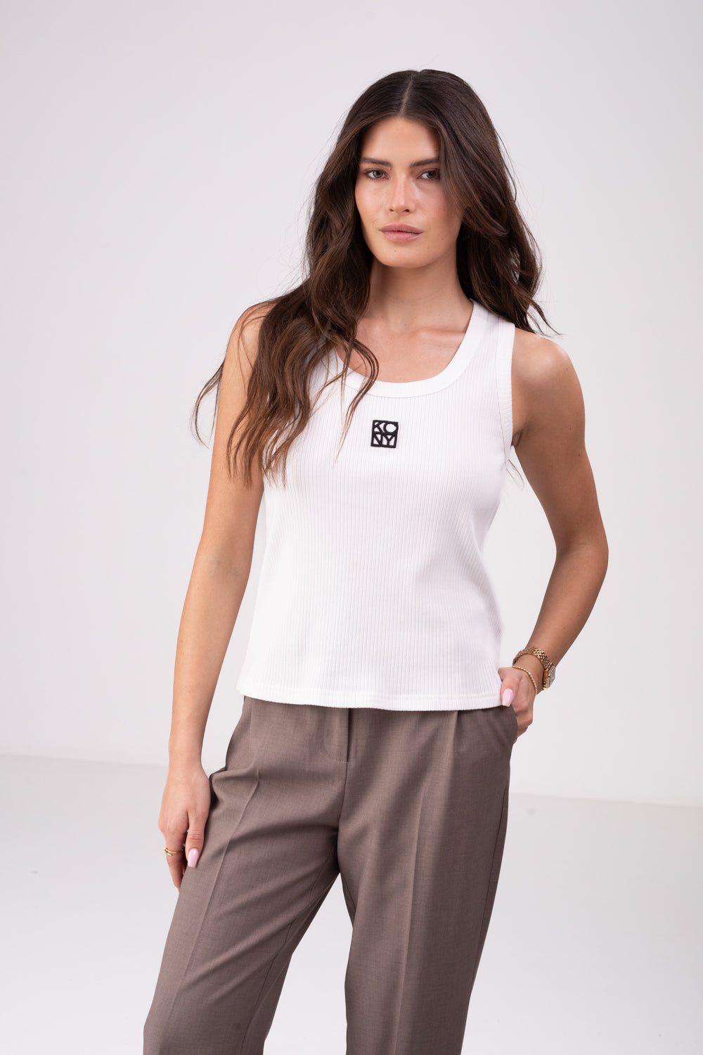 גופיה עם רקמת לוגו