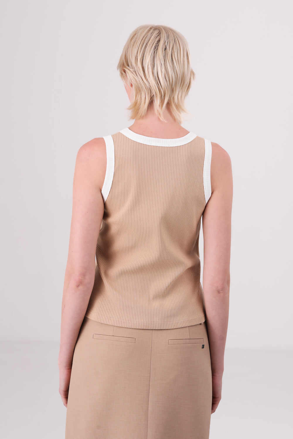 גופיה עם רקמת לוגו 