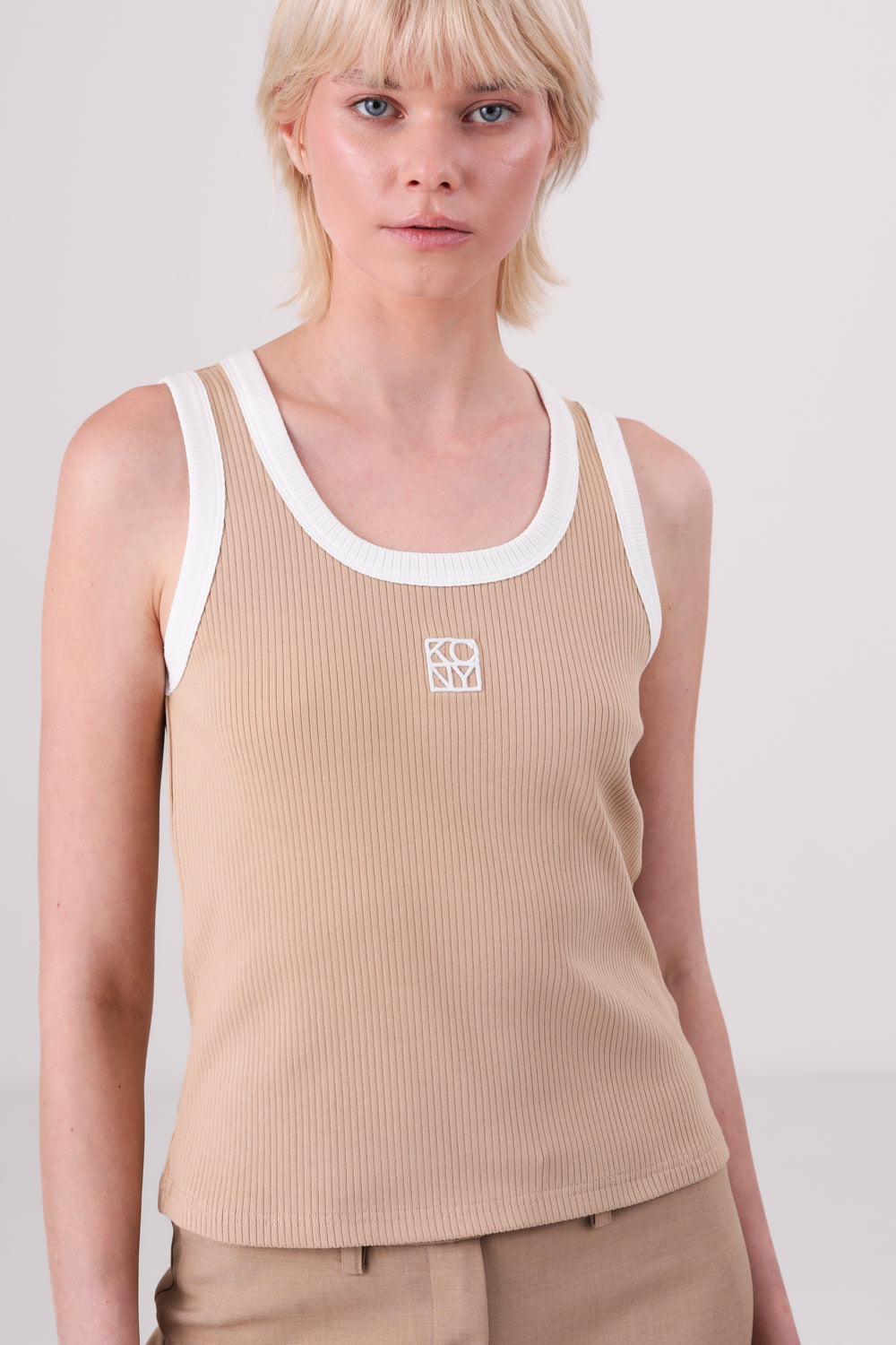 גופיה עם רקמת לוגו 