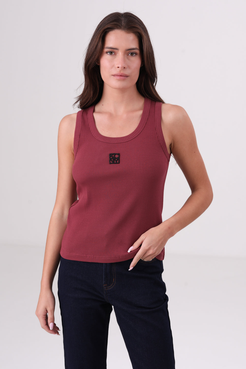 גופיה עם רקמת לוגו 